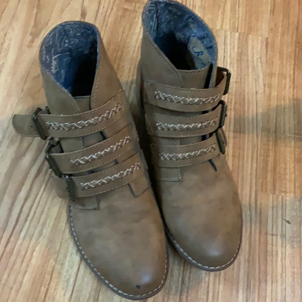 So trendy! Roxy brand  women’s ankle booties